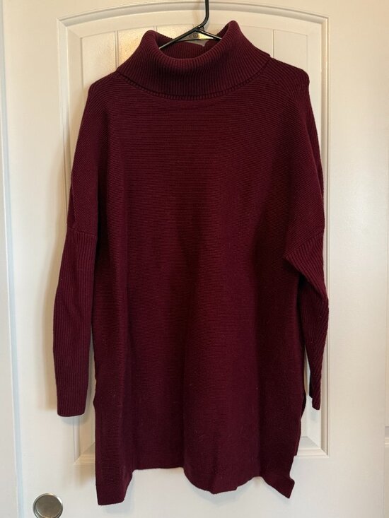 Sweaters - Soft burgundy turtleneck sweater with a thick ribbed knit